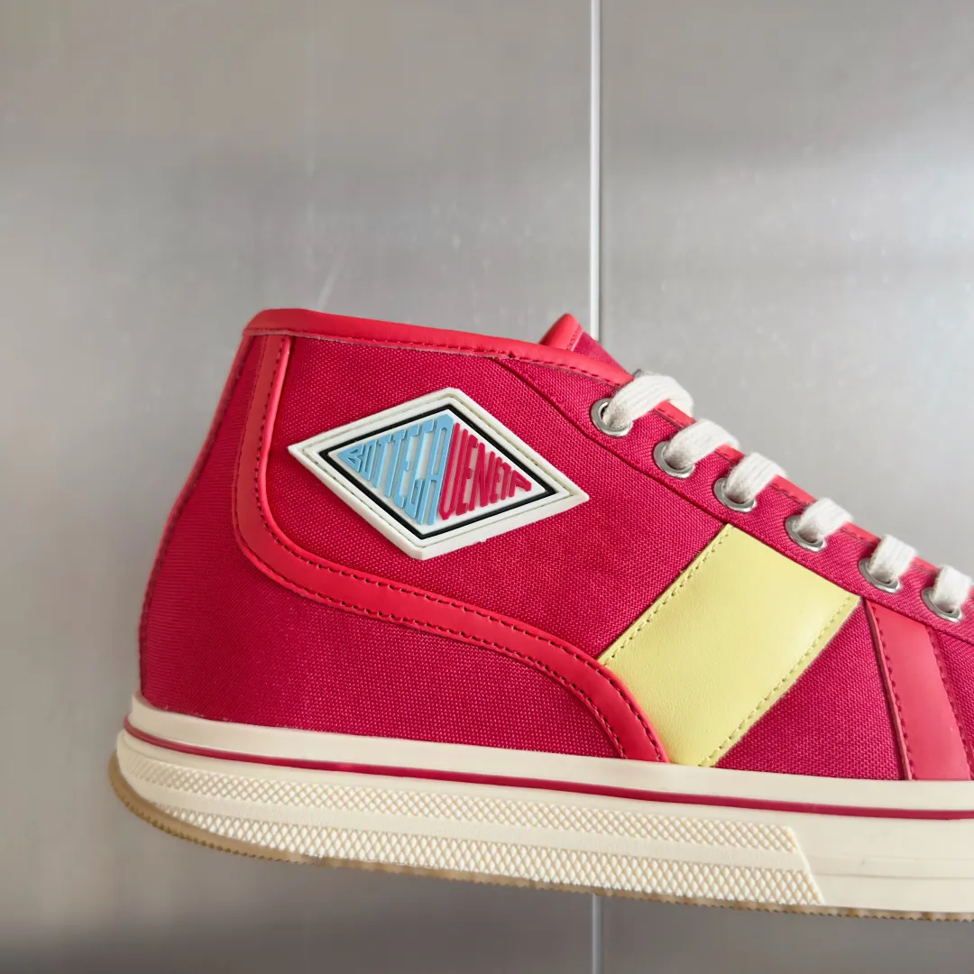 Top version: Couple model 580💰 Bottega Veneta Bottega Veneta BV’s latest Eliot series retro basketball shoes casual sports canvas shoes Bottega Veneta 2025 spring and summer show new shoes Eliot is on the market. Inspired by retro basketball sneakers, the color combination highlights youthful vitality and perfectly interprets the theme of youth and childlike innocence. The details are also very particular. The summer canvas brings excellent durability and comfort. Designs such as calfskin trim, rubber toe caps and hand-painted retro red lines are full of retro feel. The round toe and convex sole add a modern feel. Exquisite packaging at the delivery counter🛍📦 ▪️Fabrics: Original customized high-density canvas + cowhide ▪️Inner lining: Original customized breathable canvas ▪️Sole: Original open-molded anti-slip TPU material ▪️Sole thickness: 3CM ▪️Size: Women’s 35-41 / [Men’s 39-45 pre-sale]
